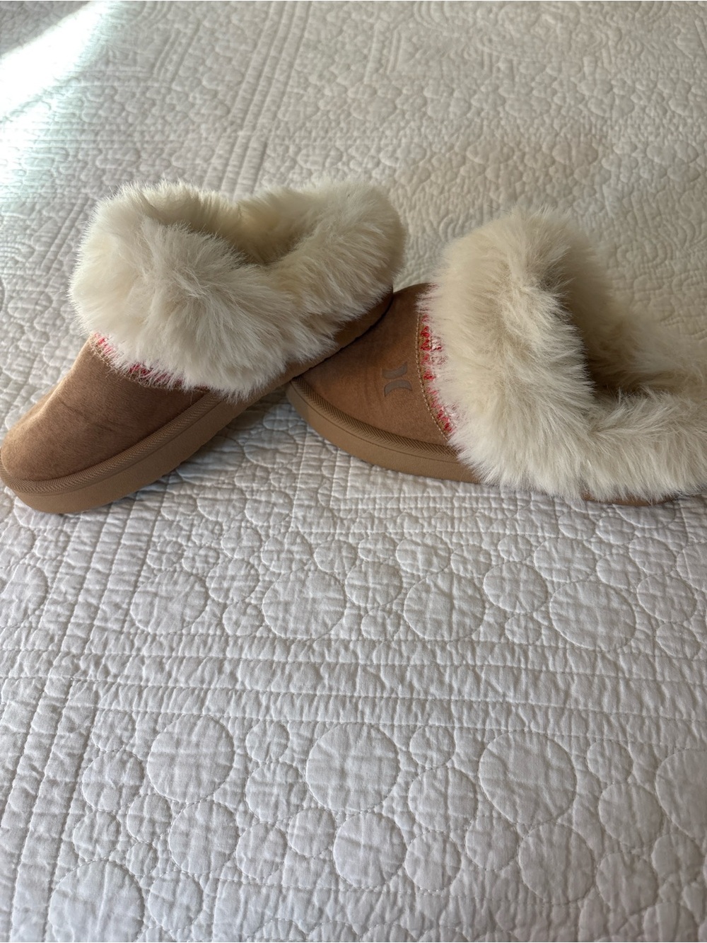 Hurley Kids Faux-Fur Clog Slippers in Tan and Cream